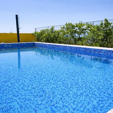 Andy -private Yard, Swimming Pool, Panoramic View Apartman *