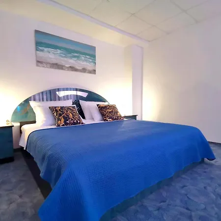 Andy -private Yard, Swimming Pool, Panoramic View Apartment *