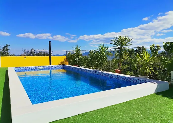 Andy -private Yard, Swimming Pool, Panoramic View Apartman *