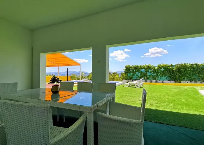 Andy -private Yard, Swimming Pool, Panoramic View アパート イモツキ